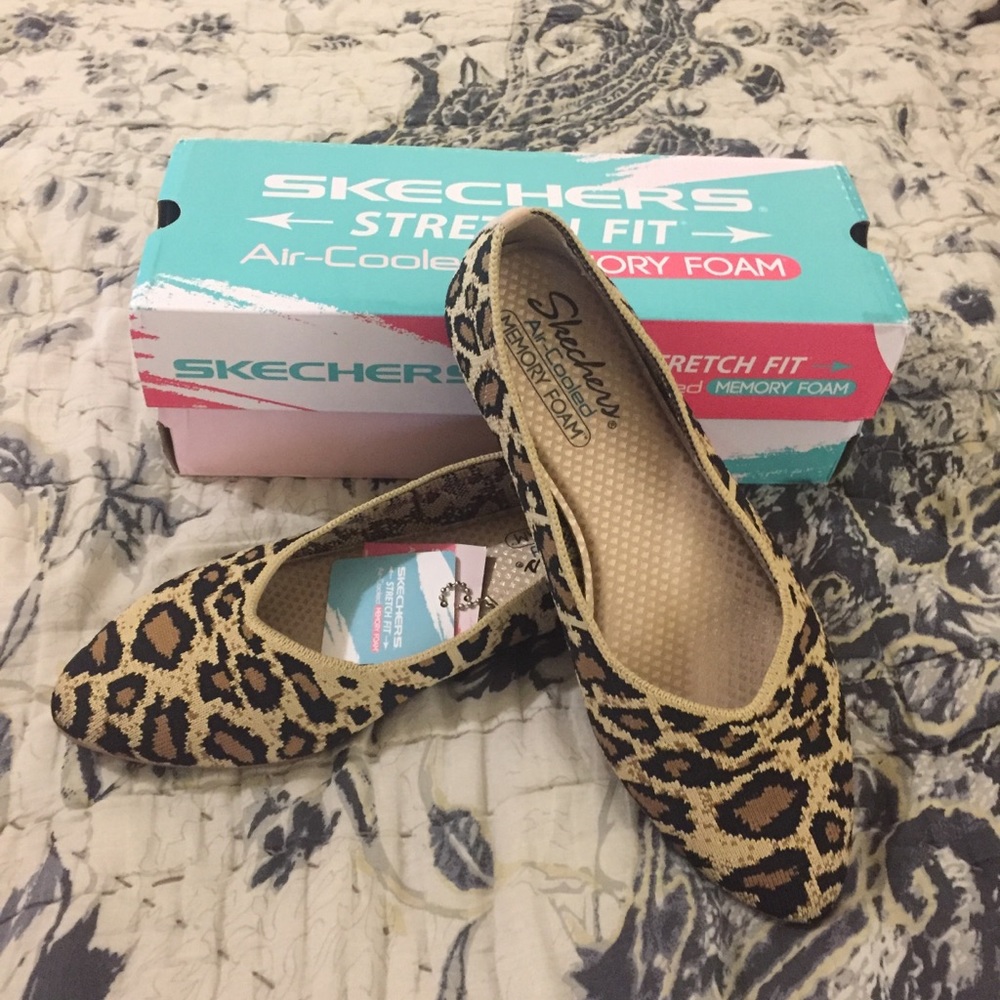 NWT Skechers Leopard Flats